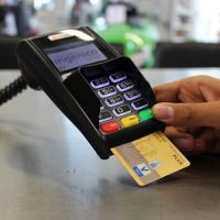 Griekenland ontmoedigt contant geld met nieuwe belasting