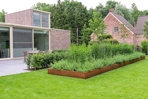 De tijdloze schoonheid van cortenstaal in de tuin