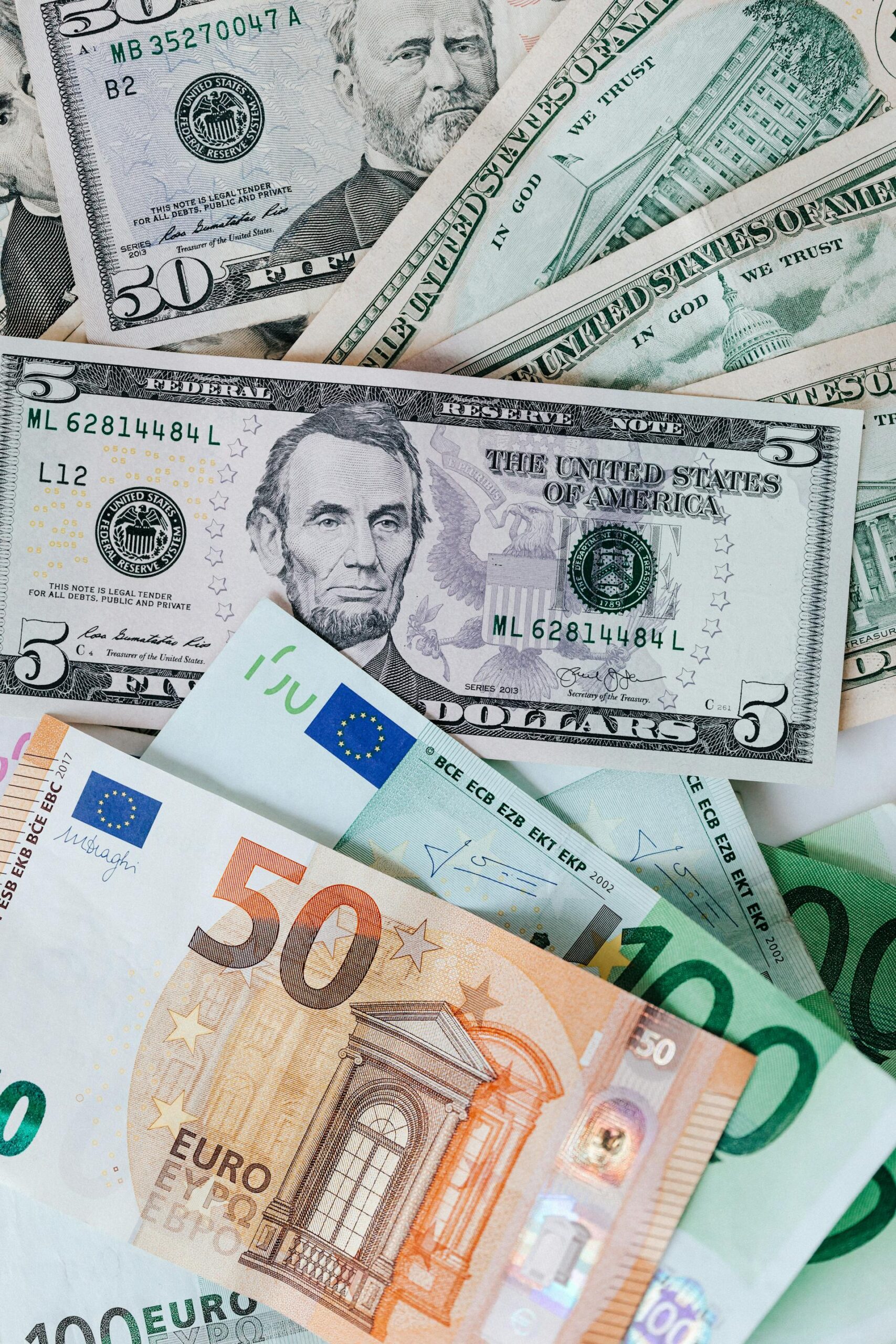 Euro op dieptepunt tegenover dollar: gevolgen voor de consument